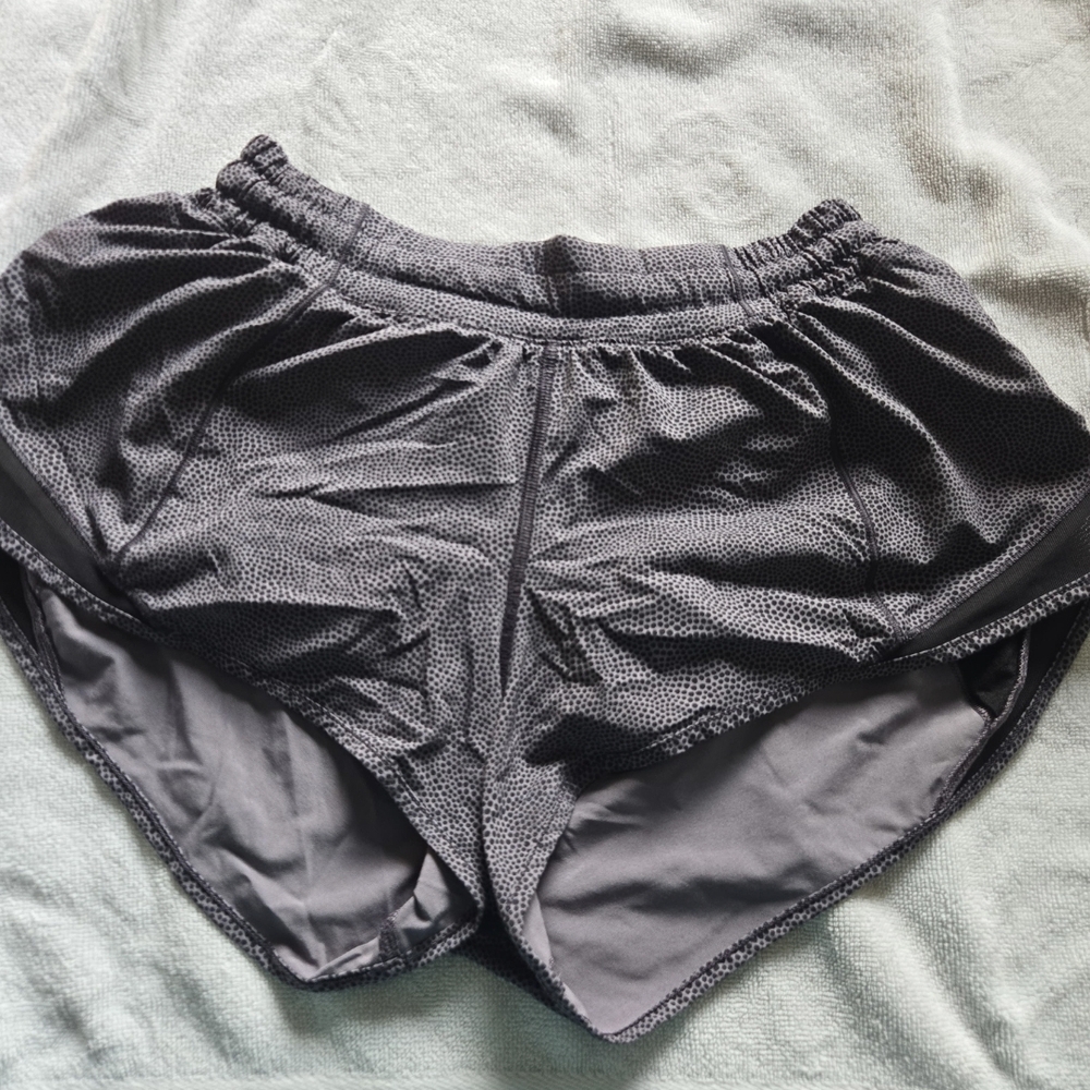Lululemon Hotty Hot Shorts Size 6 Gray with Black Dots